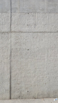 Raw concrete wall with formwork joint lines