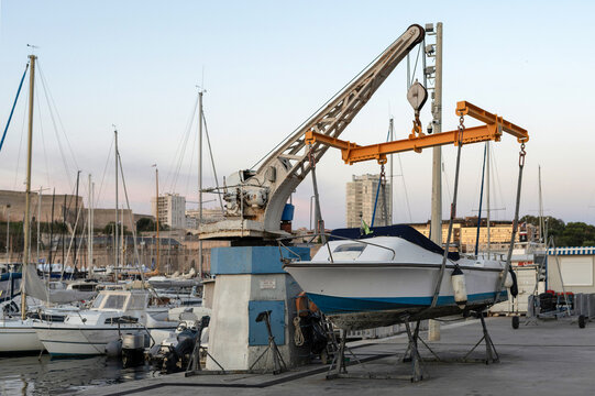 Bateau en maintenant sur le quai du port de Marseille