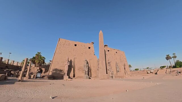 Fachada de entrada al antiguo Templo de L&uacute;xor en Egipto