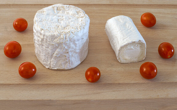 fromage Chaource et buche ch&egrave;vre sur planche en  bois
