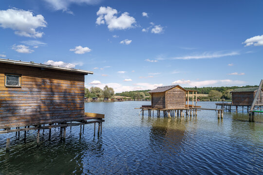 &eacute;tang avec cabanons de p&ecirc;che