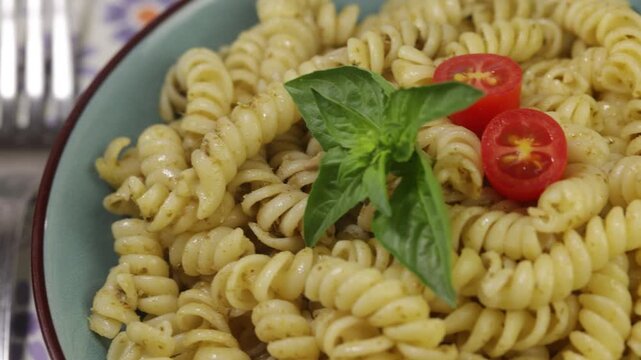 plat de fusilli au pesto, en gros plan	