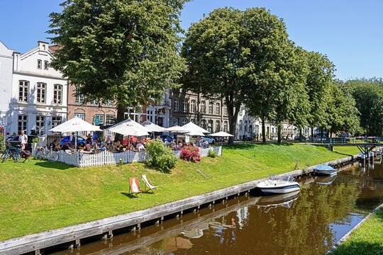 friedrichstadt, deutschland - stadtidylle an der malerischen gracht