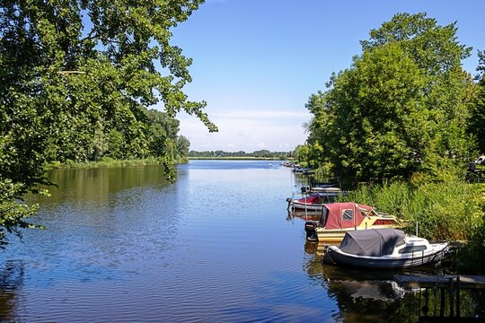 friedrichstadt, deutschland - malerisches landschaftspanorama mit booten