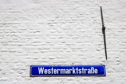 friedrichstadt, deutschland - hauswand mit textfreiraum in der westermarktstra&szlig;e