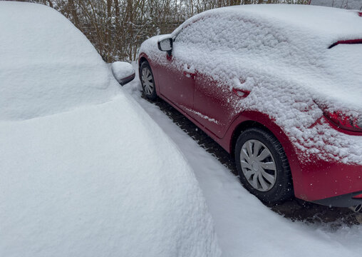im Dezember Auto im Winter vom Schnee eingeschneit