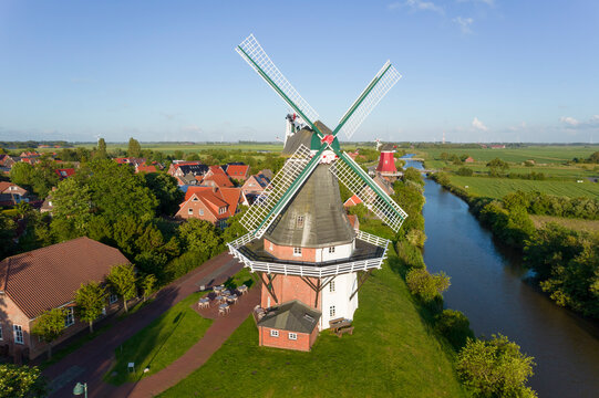 Greetsieler Zwillingsm&uuml;hlen, Greetsiel, Krummh&ouml;rn, East Frisia, Lower Saxony, Germany, Europe