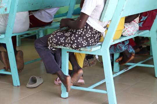 Crian&ccedil;as africanas no banco da igreja no Senegal
