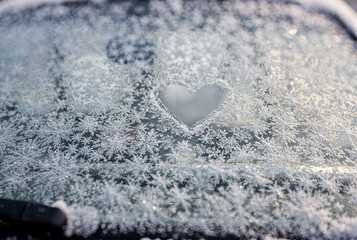Fototapeta premium Heart Shape in Frosty Ice Patterns on a Car Windshield