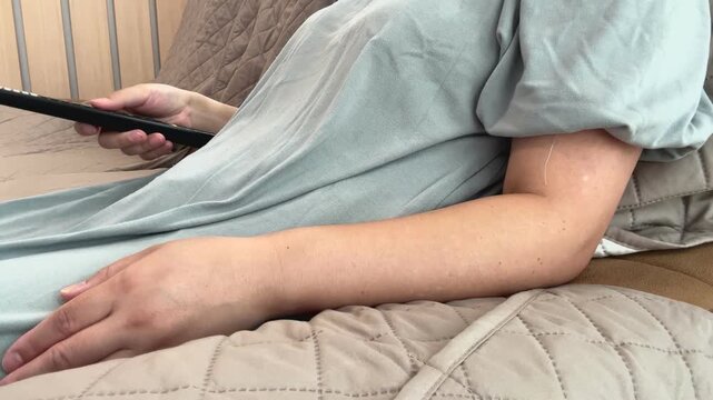 ソファーでテレビを見る女性