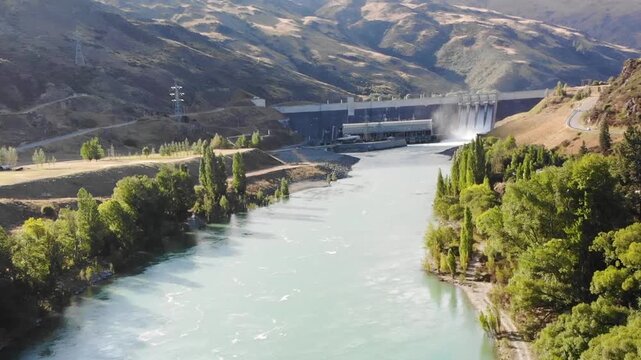 Hydroelectric Power in New Zealand, Renewable Electricity. Clyde Dam in Otago, Lake Dunstan.