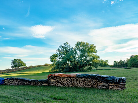 Brennholz Lager im Freien