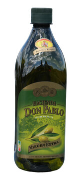 PET-Flasche mit Hacienda Don Pablo nativem Oliven&ouml;l Extra (Virgen Extra) spanischer Herkunft isoliert vor transparentem Hintergrund .Zuerich 18.9.2026
