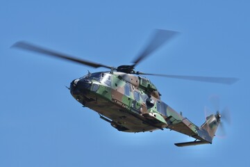 Obraz premium Hélicoptère NH90 Caïman en vol virage à droite
