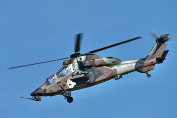 Obraz premium Hélicoptère Tigre en descente