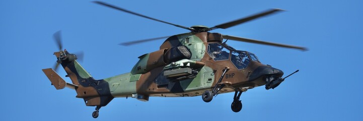 Obraz premium Hélicoptère Tigre en vol bannière