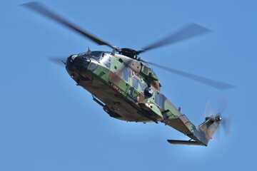 Obraz premium Hélicoptère NH90 Caïman en vol