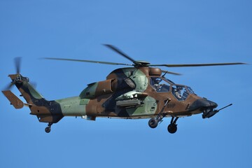 Obraz premium Hélicoptère Tigre en vol vue coté