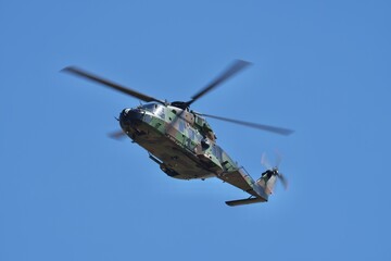 Obraz premium Hélicoptère NH90 Caïman approche