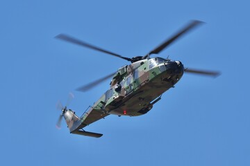 Obraz premium Hélicoptère NH90 Caïman au décollage