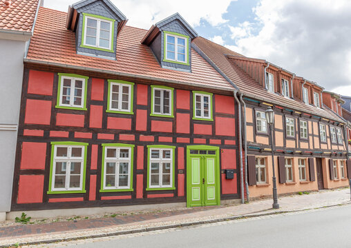 Das Bild zeigt ein historisches, rot-schwarzes Fachwerkhaus mit auff&auml;lligen, hellgr&uuml;nen Fenster- und T&uuml;rrahmen in der Altstadt von R&ouml;bel an der M&uuml;ritz in Mecklenburg-Vorpommern.