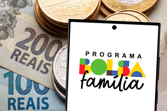 logotipo bolsa fam&iacute;lia com dinheiro ao fundo