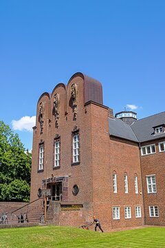 husum, deutschland - nissenhaus mit blauen himmel und textfreiraum