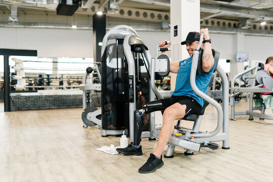 Man with prosthetic leg training in gym