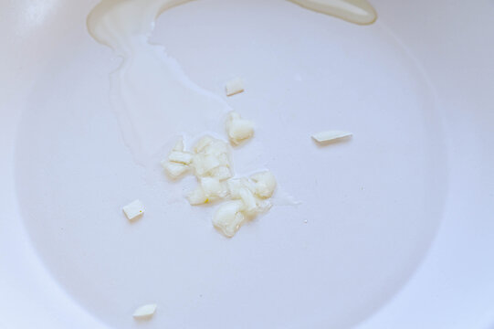 フライパンに油とみじん切りのニンニクを入れる料理の下準備