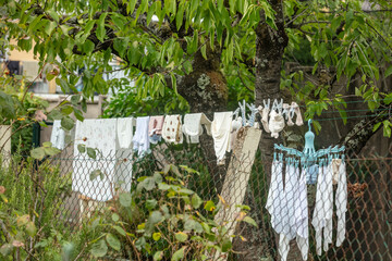 Linge de bébé étendu sur le fil à sécher  © Temanu