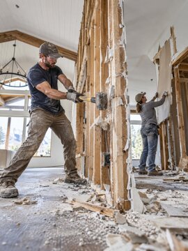 Trabajo de demolici&oacute;n en una construcci&oacute;n interior