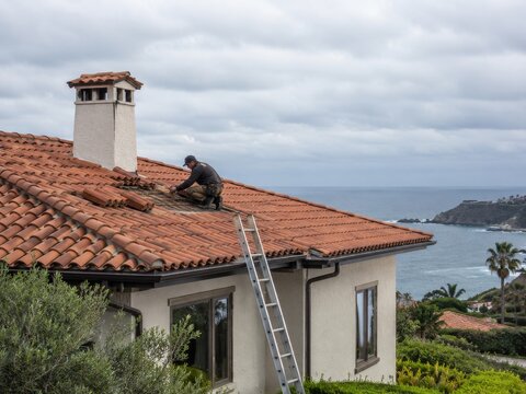 Trabajo en el tejado de una casa con vista al oc&eacute;ano en un d&iacute;a nublado