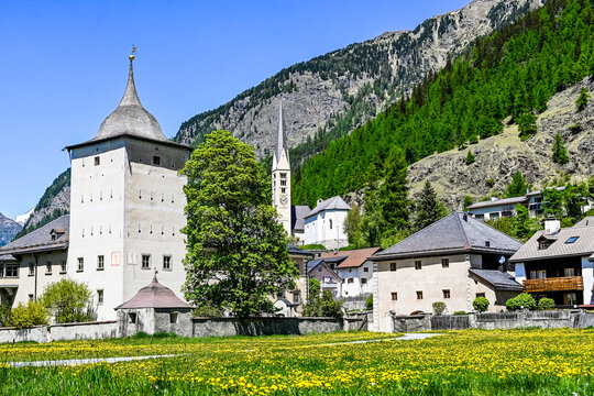 Zernez, Dorf, Ofenpass, Schloss, Kirche, Nationalpark, Fr&uuml;hling, Sommer, Wanderung, Graub&uuml;nden, Engadin, Pass, Passstrasse, Val M&uuml;stair, Alpen, Schweiz