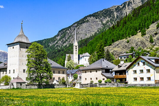 Zernez, Dorf, Ofenpass, Schloss, Kirche, Nationalpark, Fr&uuml;hling, Sommer, Wanderung, Graub&uuml;nden, Engadin, Pass, Passstrasse, Val M&uuml;stair, Alpen, Schweiz