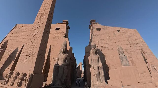 Entrada al antiguo Templo de L&uacute;xor en Egipto	