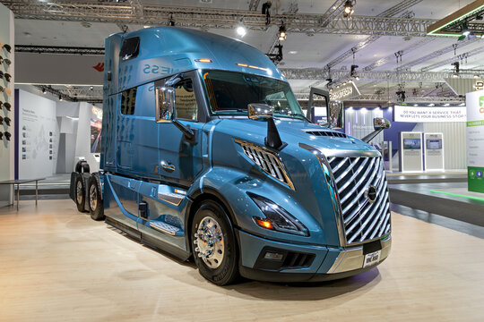 Volvo VNL 860 heavy-duty truck built specifically for long-haul highway transport in the North American market. 