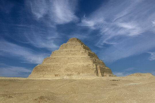 Vista de la pir&aacute;mide escalonada de Zoser en el antiguo complejo funerario de Saqqara, Egipto