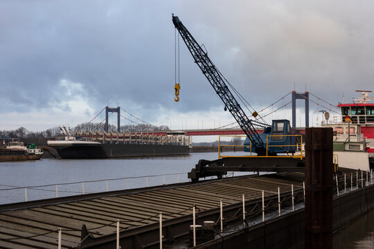 Sciffe im Hafen von Duisburg Ruhrort