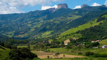 Fototapeta premium A Pedra do Baú desde o centro da cidade de São Bento do Sapucapí