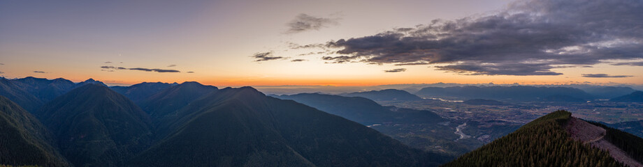 Fototapeta premium Panoramic Mountain Sunset Over Valley and Winding River Near Chilliwack, BC, Canada