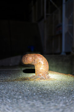 夜の埠頭と味わい深い錆びたボラード