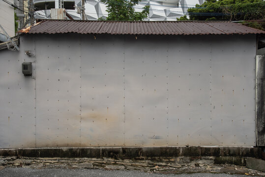 古びたトタンの屋根と薄い鉄板の壁の建物
