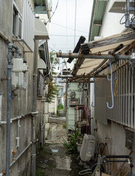 通りにひさしがはみ出ている古い町の路地裏の細い道