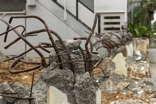 建造物の解体現場に残る鉄筋が剥き出しのコンクリート