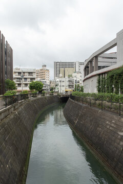 曇り空の街中の整備された川