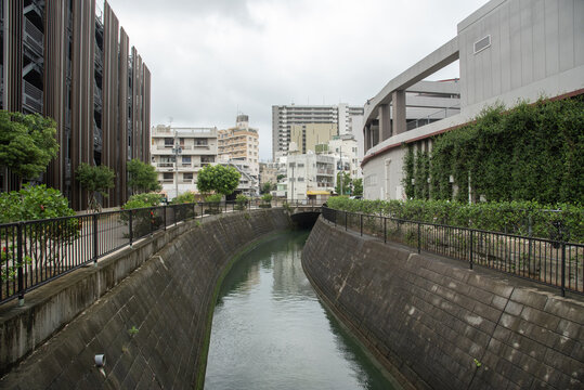 曇り空の街中の整備された川