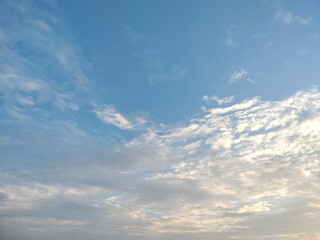 Obraz premium Blue sky with white clouds