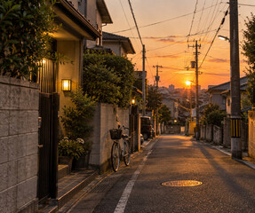 Obraz premium Quiet Japanese Residential Street at Sunset with Traditional Houses