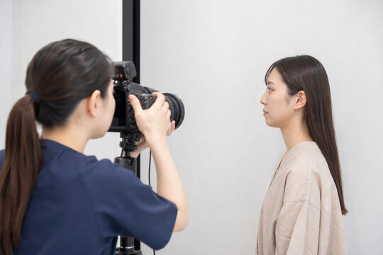 鼻整形の術前記録のため横顔を撮影する医療写真