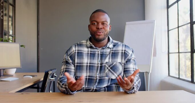 Close up of people talking to the camera, businessman in plaid shirt talking